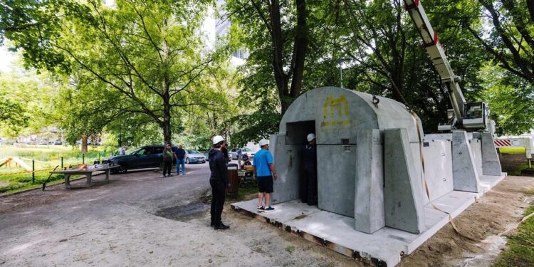 Естонія встановила перше модульне укриття за українським дизайном