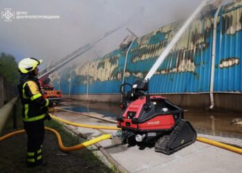 У Дніпрі з роботами загасили пожежу на 10 тисячах квадратів після атаки рф