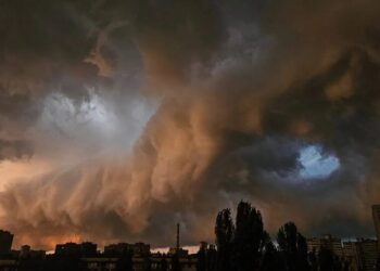Повалені дерева, затоплені вулиці, відключення світла – наслідки негоди у Києві