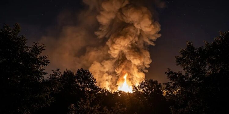 У Києві після масованої атаки є численні руйнування, під завалами одного з будинків можуть бути люди – МВА