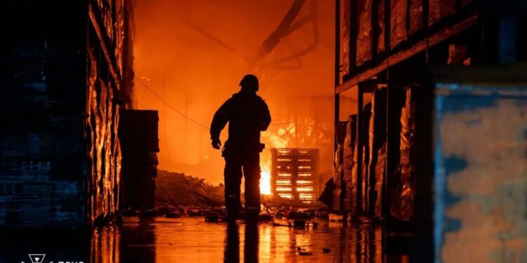 Російський удар КАБ по Харкову: під час розбору завалів знайшли фрагменти тіла чоловіка