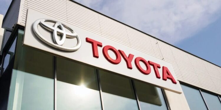 Світові продажі Toyota падають четвертий місяць поспіль