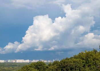 Негода залишила без світла частину семи областей, від блискавки 14 постраждалих