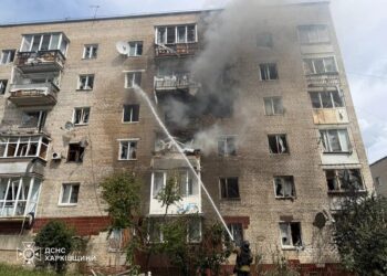 рф вдарила по багатоповерхівці в Ізюмі, є загиблий та поранені