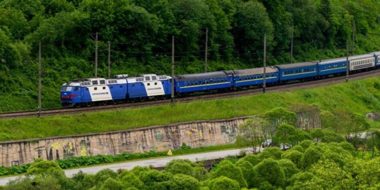 До Карпат на вихідні призначають більше поїздів