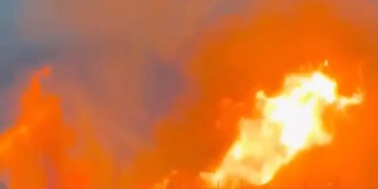 У Дагестані стався потужний вибух на магістральному газопроводі, у небо піднявся вогняний стовп