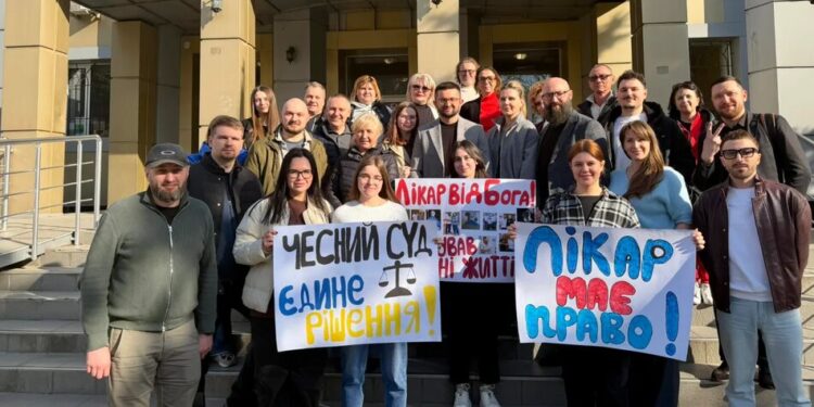 “Show must go on” або група підтримка "за викликом" – куди поділася масовка лікаря Odrex, якого судять за медичну недбалість?