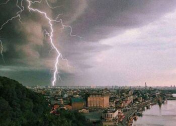 На Київ насувається гроза, синоптики оголосили попередження
