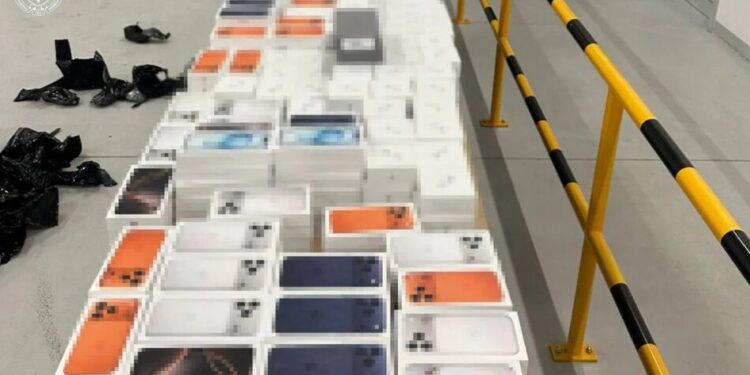 На Львівщині 38-річному чоловіку повідомили про підозру у контрабанді техніки "Apple" на понад 35 млн грн