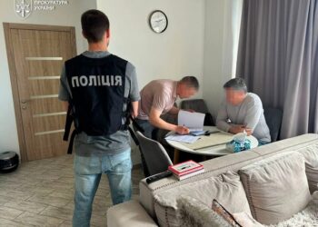 Ексочільник Мінкульту отримав підозру через схему виїзду за кордон на "музичні гастролі"