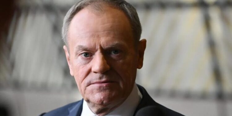 Туск намагається знизити напругу між Польщею та Україною після скандалу з орденом