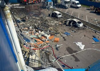 Уже 7 постраждалих від атаки рф на харчове підприємство на Київщині, під завалами можуть бути ще двоє людей