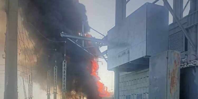 росіяни вдарили по обʼєкту ДТЕК на Дніпропетровщині – без світла були тисячі людей