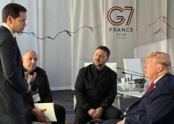 Зеленський на саміті G7 показав Трампу фото наслідків російського удару по Лаврі – Reuters