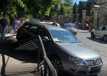 Розтрощив скутер і врізався в огорожу – нетверезого водія затримали у Києві