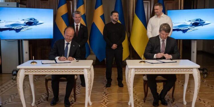 Україна та Швеція уклали угоду про закупівлю 16 винищувачів Gripen