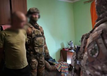 Погрожував ножем та стріляв: в Нацполіції розповіли деталі затримання в Ужгороді