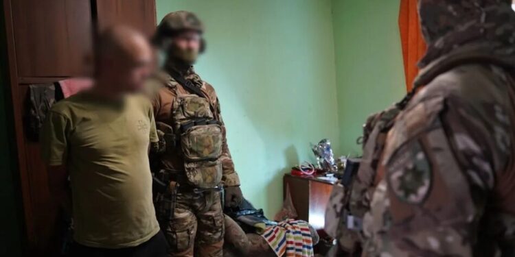 Погрожував ножем та стріляв: в Нацполіції розповіли деталі затримання в Ужгороді