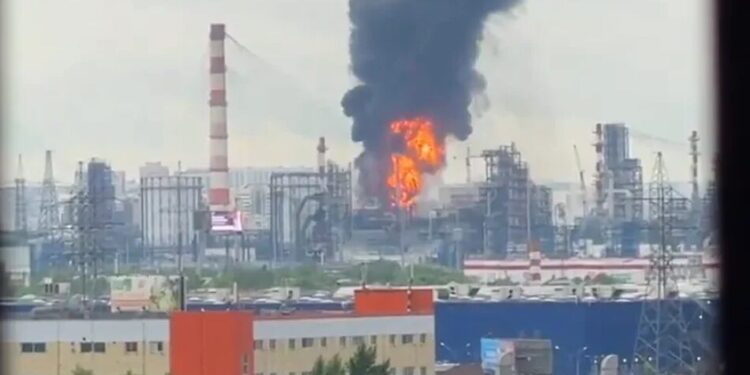 Зеленський підтвердив ураження московського НПЗ на відстані 500 км