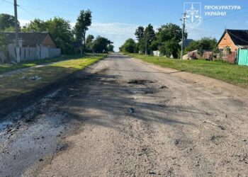 Російський дрон атакував дві родини на вулиці на Харківщині, серед поранених діти