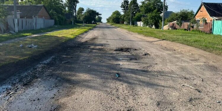 Російський дрон атакував дві родини на вулиці на Харківщині, серед поранених діти