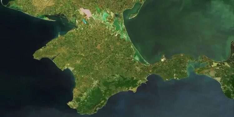 рф майже завершила будівництво дамби через Чонгарську протоку після ударів ЗСУ