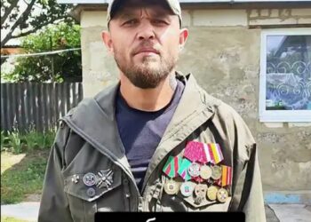 У росії поліція провела обшук у військового, який записав звернення до путіна