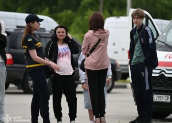 На кордоні на Буковині через черги розгорнули пункт незламності, на Закарпатті попереджають про затримки