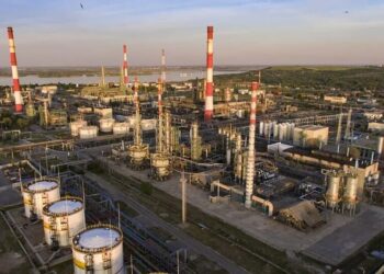 росія зупинила саратовський НПЗ після атаки безпілотників – Reuters