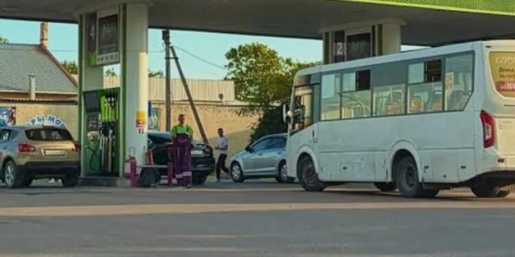 Паливна криза в Криму паралізує громадський транспорт через черги на заправках – ЦНС