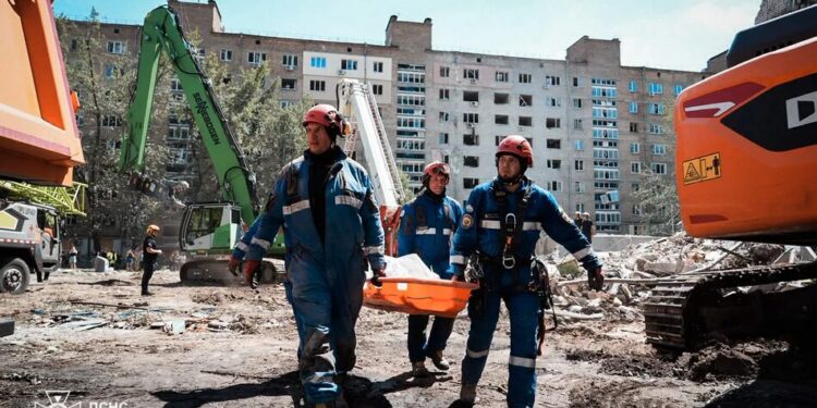 Після нічної атаки рф під завалами будинку у Києві можуть залишатися дев'ятеро людей – ДСНС
