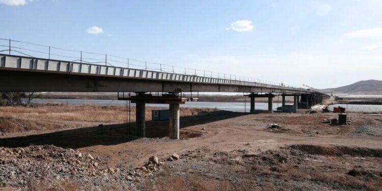 росія та КНДР завершують будівництво першого автомобільного мосту між країнами – The Guardian