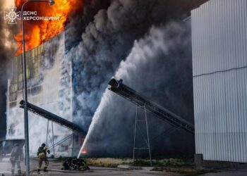 На Херсонщині загасили масштабну пожежу на птахофабриці після удару рф