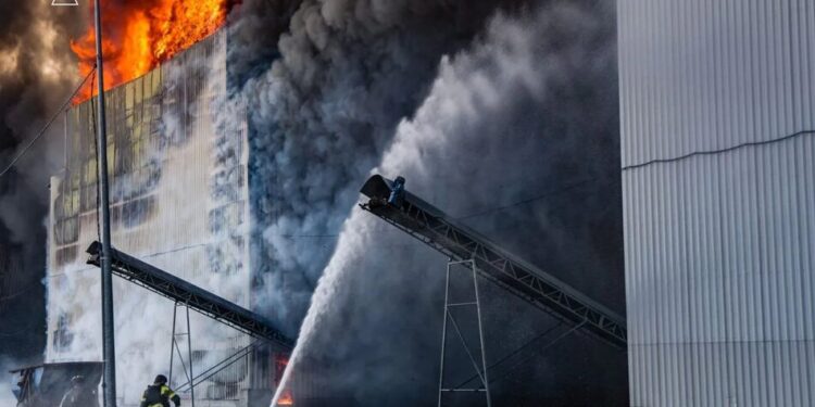 На Херсонщині загасили масштабну пожежу на птахофабриці після удару рф