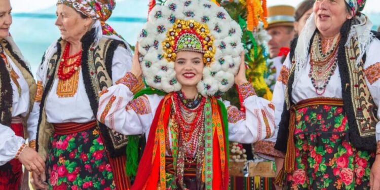 Мистецтво виготовлення весільного пір'яного вінка внесли до переліку культурної спадщини