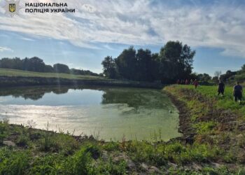 Під Києвом 13-річна дівчинка потонула у штучній водоймі, намагаючись дістати м'яч