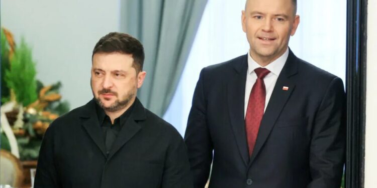 Більшість поляків підтримали позбавлення Зеленського ордена, але підтримують співпрацю з Україною – опитування