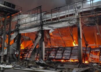 росія атакувала будівельний супермаркет на Миколаївщині, масштабну пожежу загасили