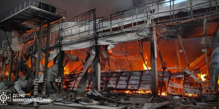 росія атакувала будівельний супермаркет на Миколаївщині, масштабну пожежу загасили