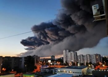 У волгограді повідомляють про атаку дронів та ураження НПЗ і логістичного центру