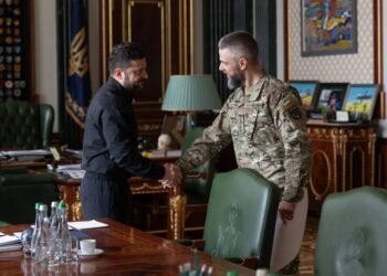 Зеленський зустрівся з військовим і письменником Ілларіоном Павлюком: обговорили технологізацію оборони