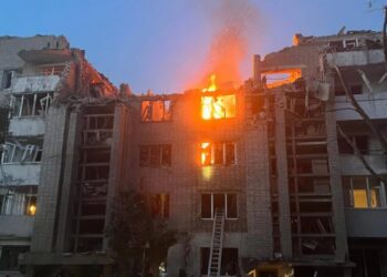У Львові після ракетної атаки горять житлові будинки, під завалами можуть бути люди