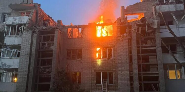 У Львові після ракетної атаки горять житлові будинки, під завалами можуть бути люди