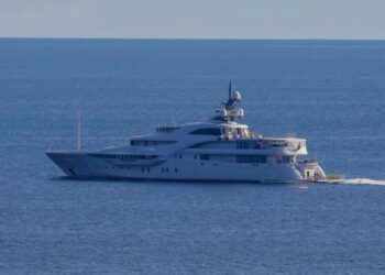 Суперяхта путіна залишає Балтійське море під охороною військових кораблів через загрозу українських дронів – ЗМІ