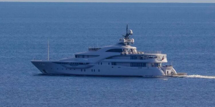 Суперяхта путіна залишає Балтійське море під охороною військових кораблів через загрозу українських дронів – ЗМІ