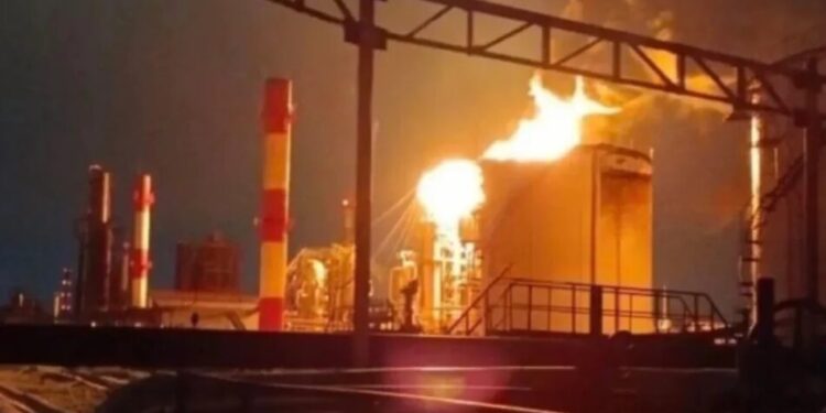 Рязанський НПЗ зупинив переробку нафти після атаки українських дронів