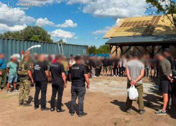 На Одещині десятки військових замість служби кілька місяців будували керівнику в/ч приватний будинок, майора затримали