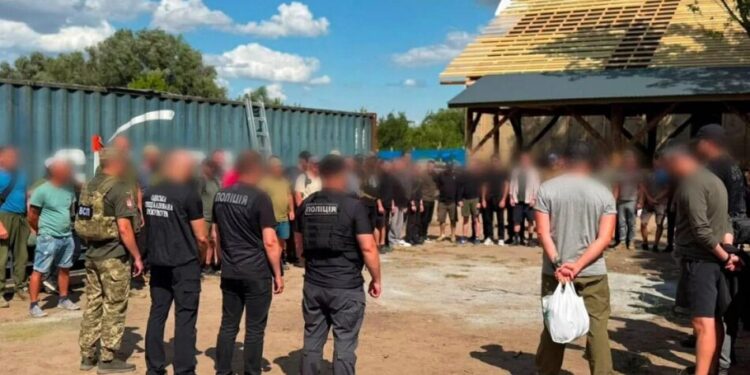 На Одещині десятки військових замість служби кілька місяців будували керівнику в/ч приватний будинок, майора затримали