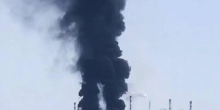 ССО підтвердили повторне ураження Тюменського НПЗ за понад 2000 км