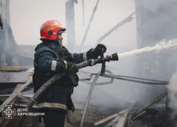 Ударний дрон рф атакував у цивільне підприємство у Харкові: загорілись вантажівки, постраждали жінка та дитина